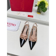 발렌티노 24 S/S VALENTINO 블랙 & 로즈 CANNELLE 레더 슬링백 락스터드 펌프스 (해외배송)