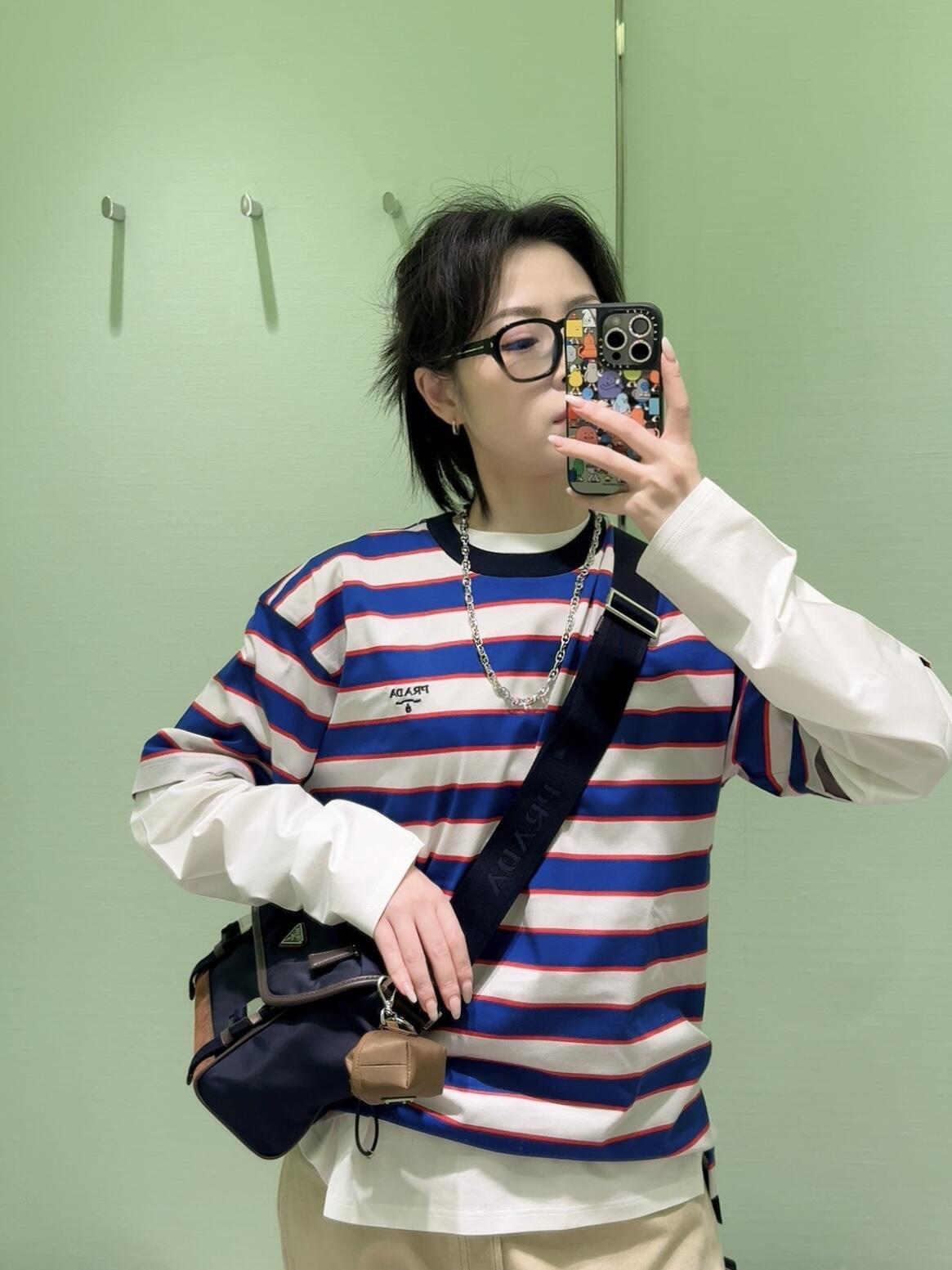 프라다 레드 블루 스트라이프 로고 라운드 넥 반팔 티셔츠 (해외배송)