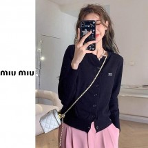 미우미우 베이직 라운드 자수가디건 (국내배송)