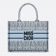 디올 Miss Dior Allover 3D 자수 북 토트 미디엄 백 페일블루 (국내배송)