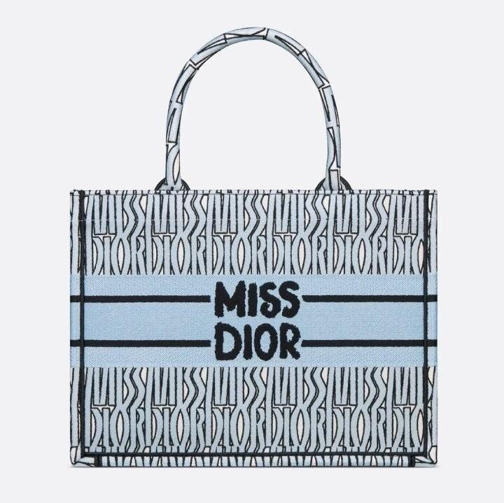 디올 Miss Dior Allover 3D 자수 북 토트 미디엄 백 페일블루 (국내배송)