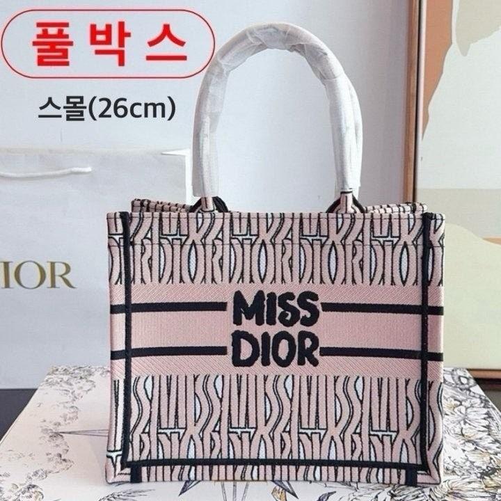 디올 Miss Diෆr Allover 3D 자수 화이트&페일 핑크 북토트 스몰 백 (국내배송)