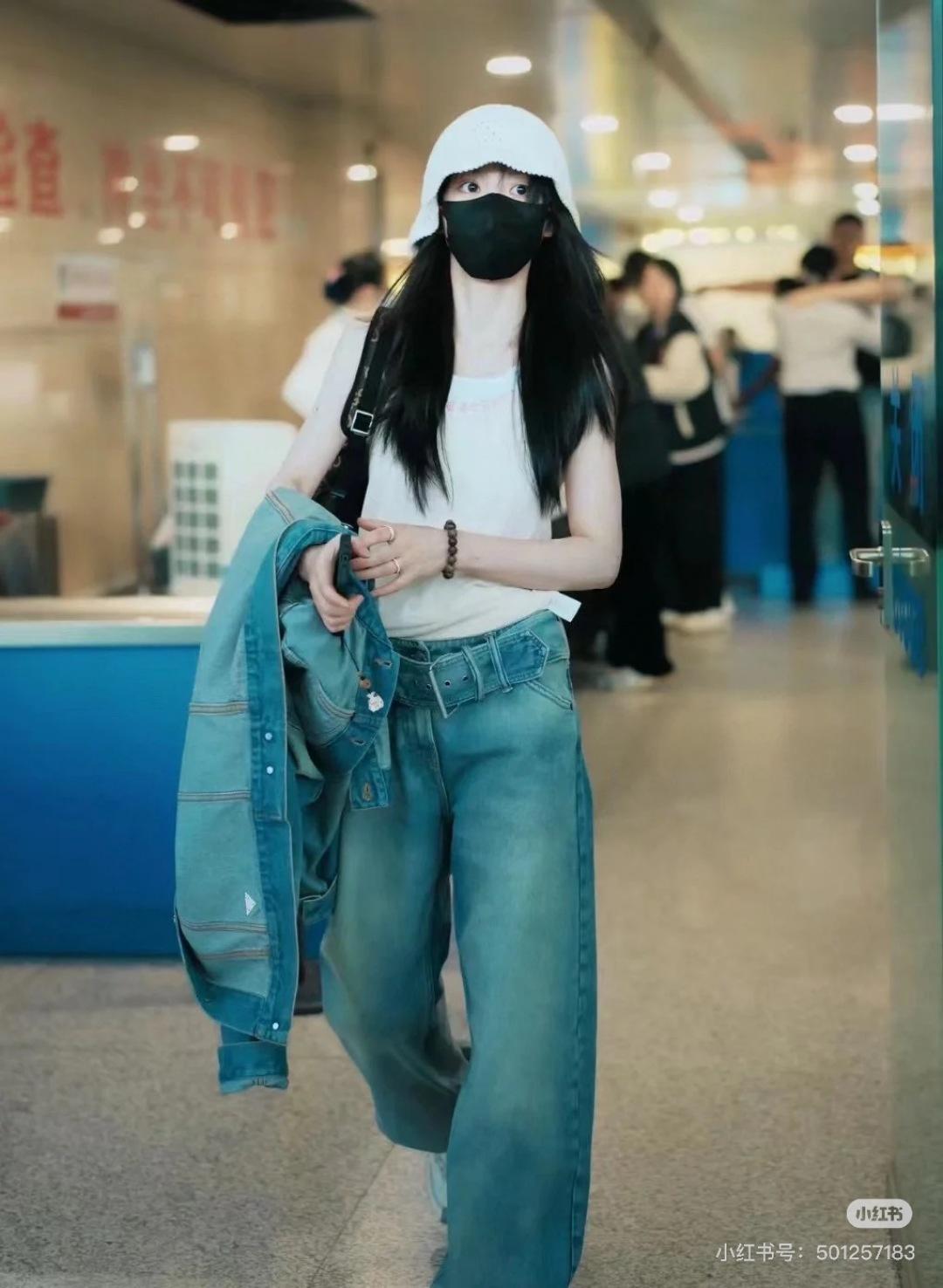 아크네스튜디오 레그 벨트 진 (정품급 해외배송)