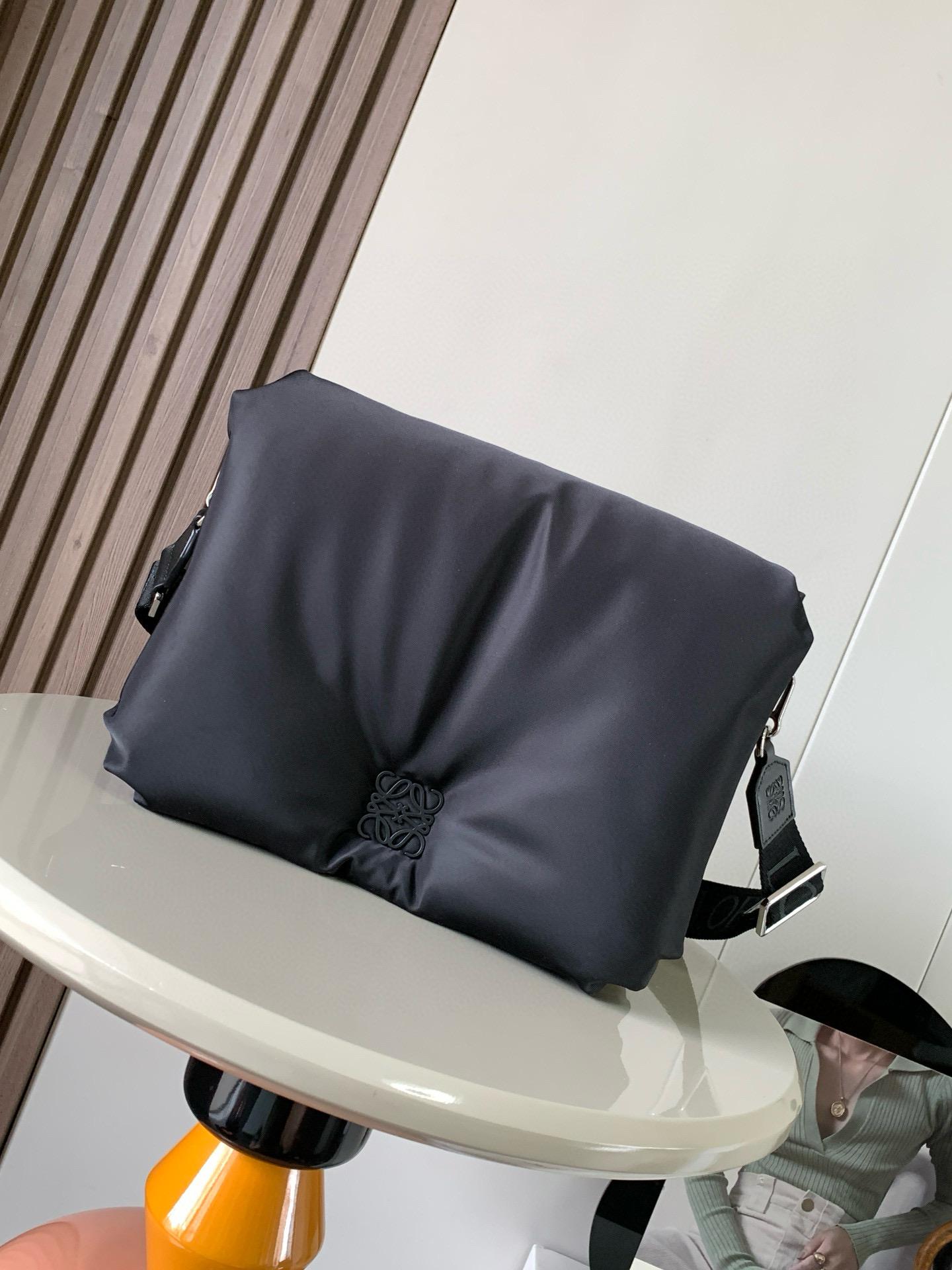 로에베 나일론 퍼퍼 고야 메신저 백 (해외배송)
