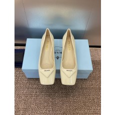 프라다 로고 삼각형 로우 힐 (해외배송)