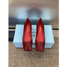 프라다 로고 삼각형 로우 힐 (해외배송)
