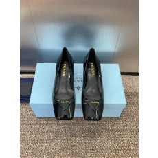 프라다 로고 삼각형 로우 힐 (해외배송)