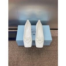 프라다 로고 삼각형 로우 힐 (해외배송)