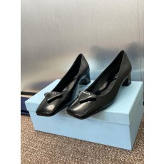 프라다 로고 삼각형 로우 힐 (해외배송)