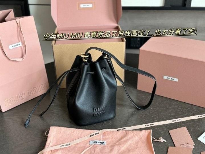 미우미우 레더 버킷백 (국내배송)