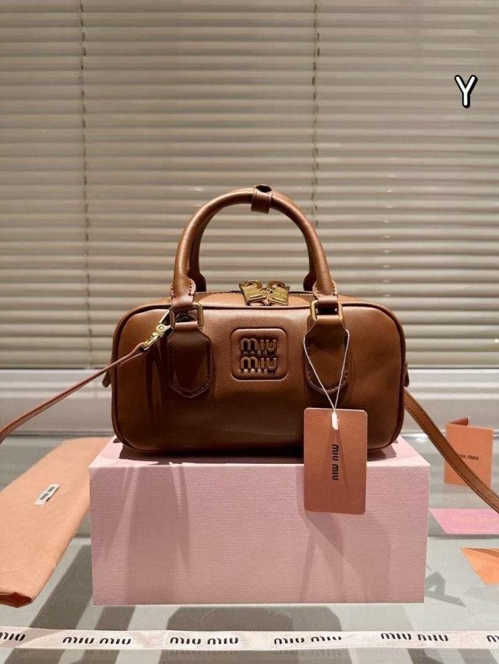 미우미우 아르카디 레더 (국내배송)