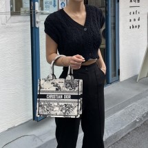 디올 Latte Toile de Jouy 자수 토트백(뉴스몰) (국내배송)