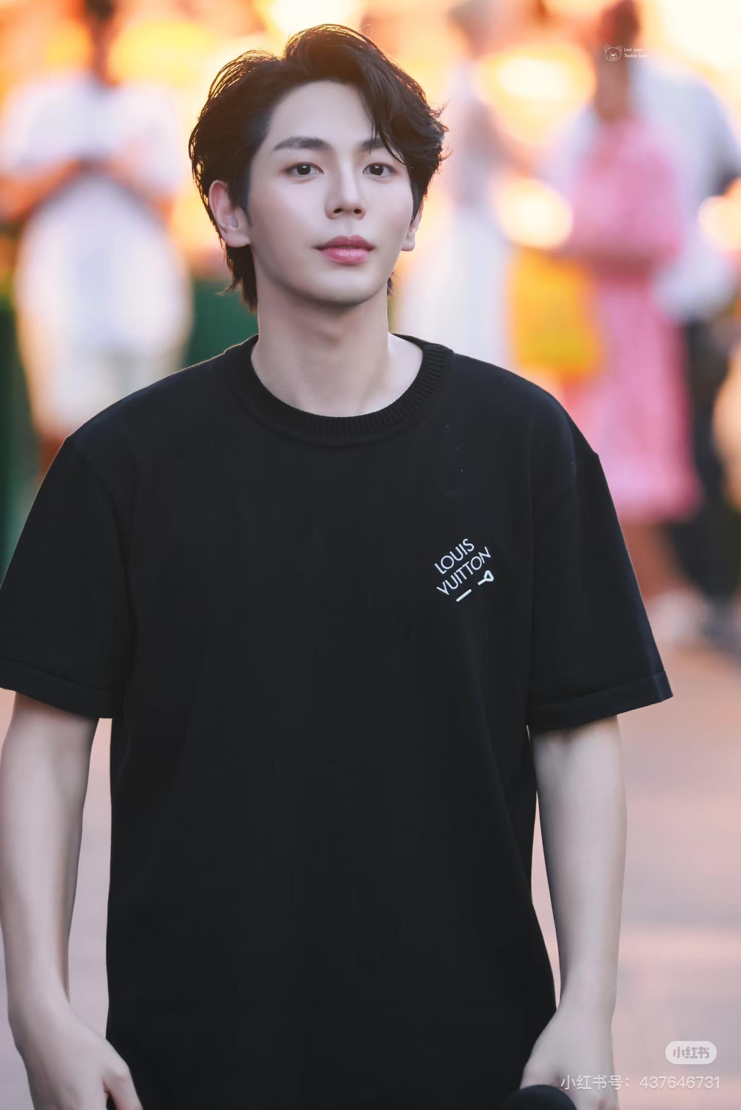 루이비통 LV 자수 레터핀 반팔 (해외배송)