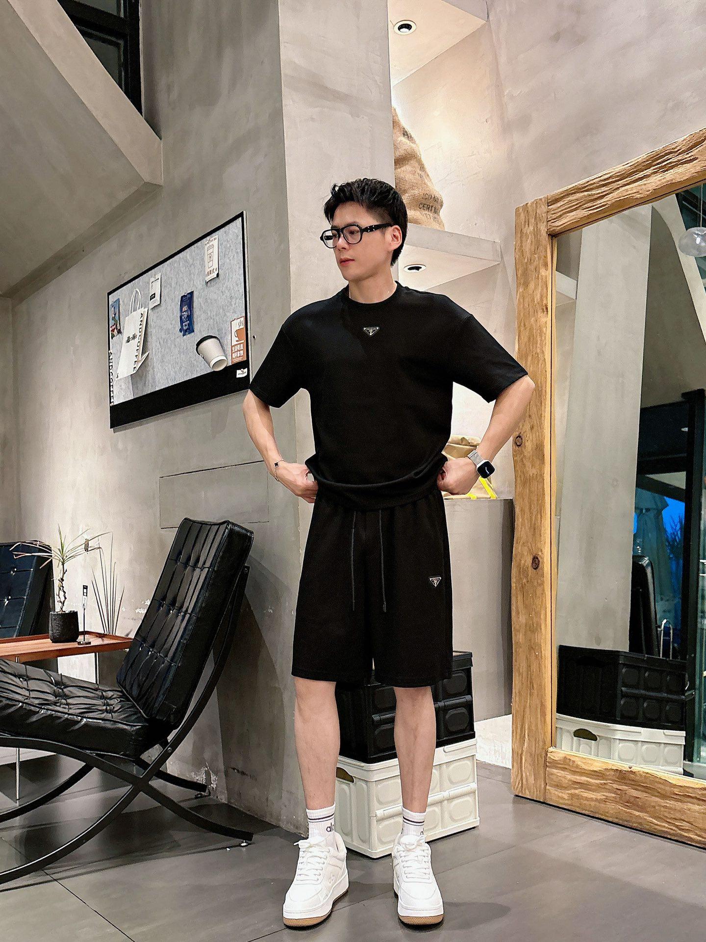 프라다 남성 캐주얼 라운드넥 반팔 반바지 세트 (해외배송)