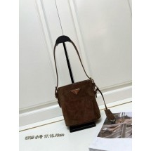 프라다 스웨이드 버킷백 (국내배송)