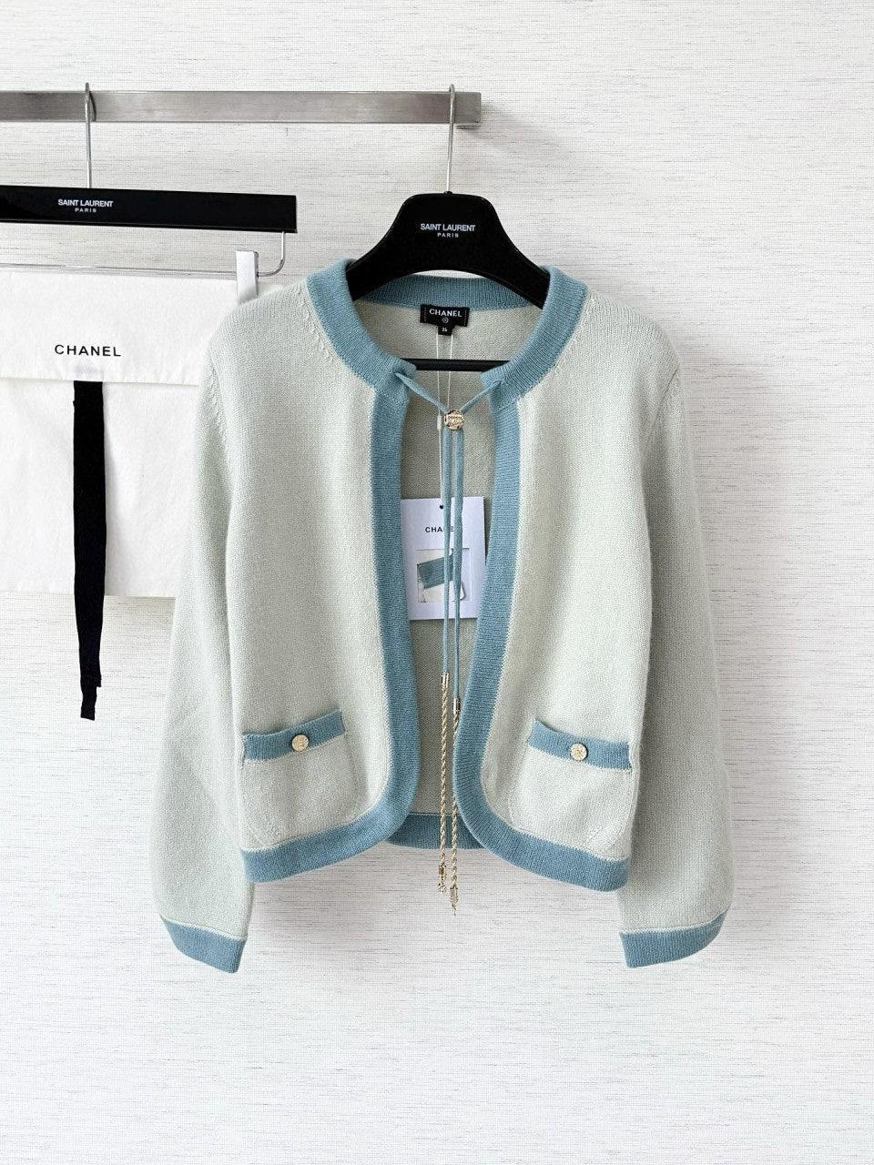 샤넬 25FW 퓨어 울 커스텀 다이드 콘트라스트 컬러 스티칭 드로스트링 쇼트 가디건 (정품급 해외배송)